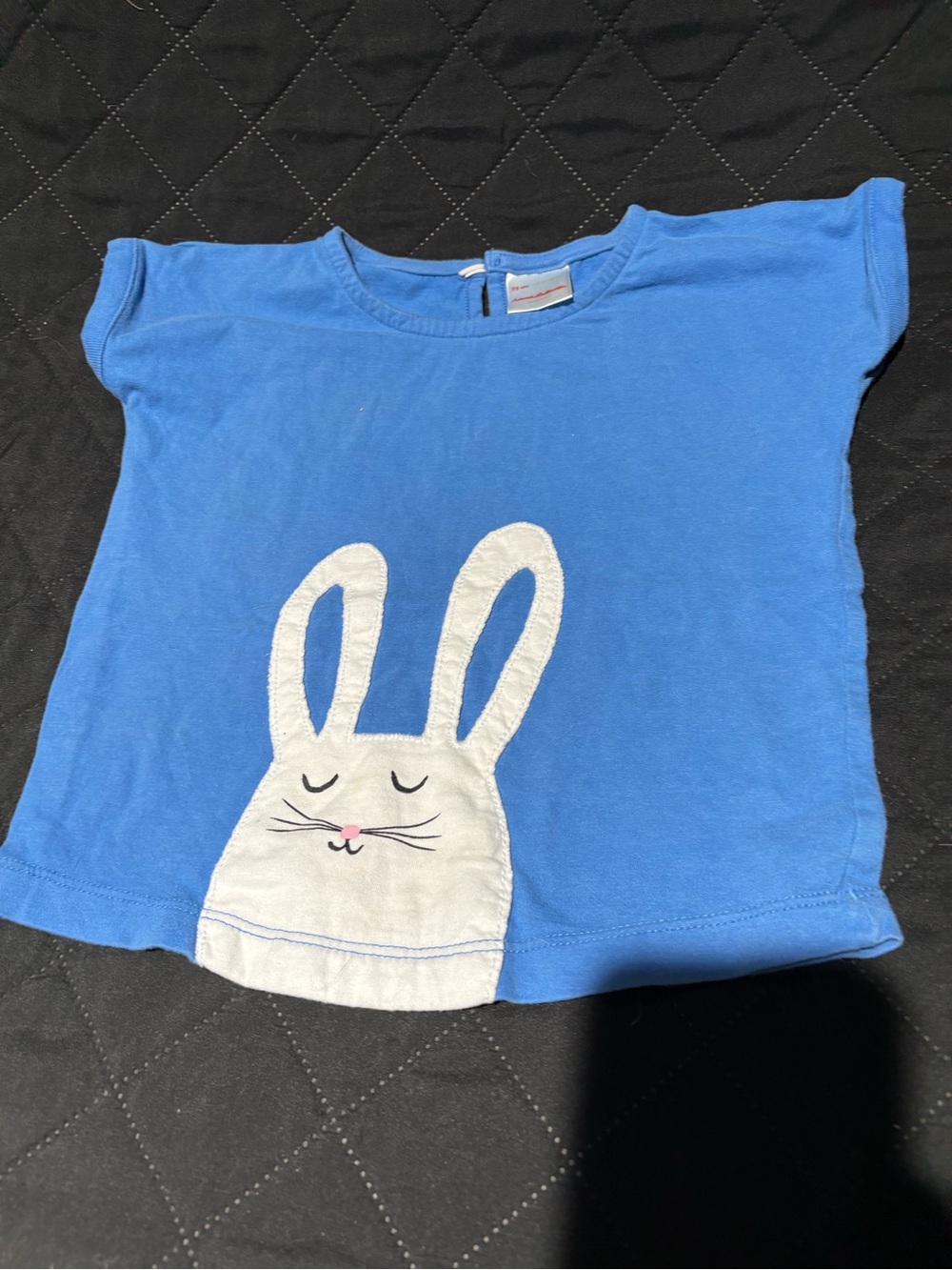 Hanna Andersson blue t-shirt white bunny rabbit appliqué. 75cm. 12-18M